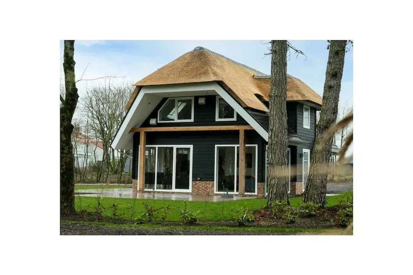 Villa with terrace & garden - Image 1