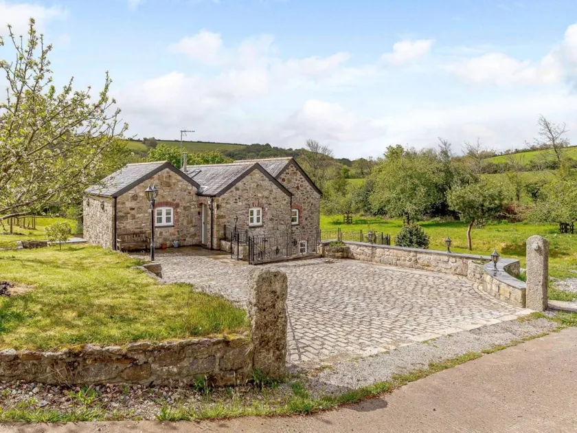 Cottage with garden - Image 1