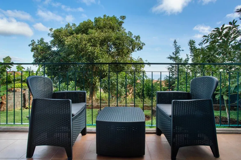 Holiday Home 'Refugio Dourado' with Sea View, Shared Garden and Wi-Fi Access - Image 1