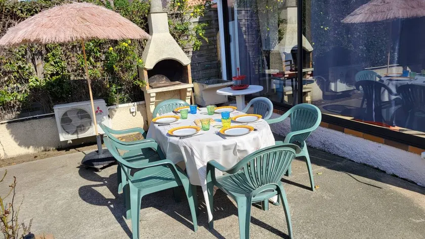 Maison avec barbecue, terrasse et jardin - Image 1