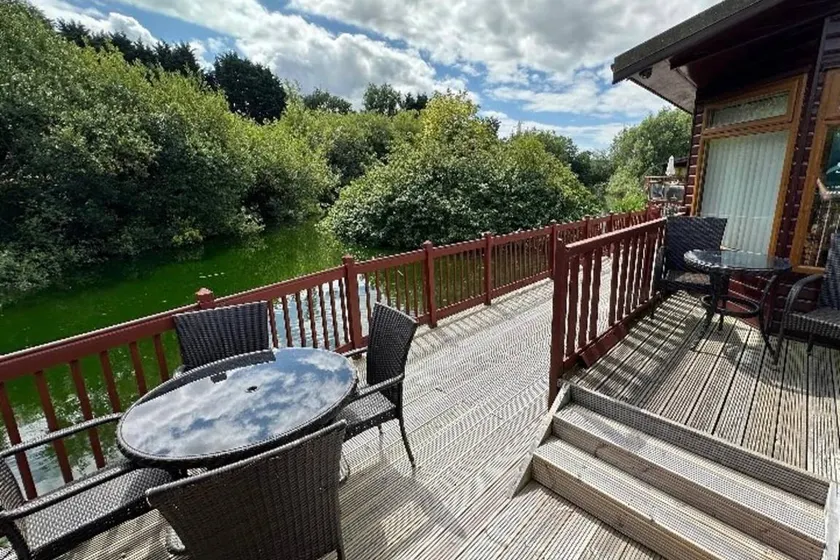 Lodge with garden | Lake view - Image 1