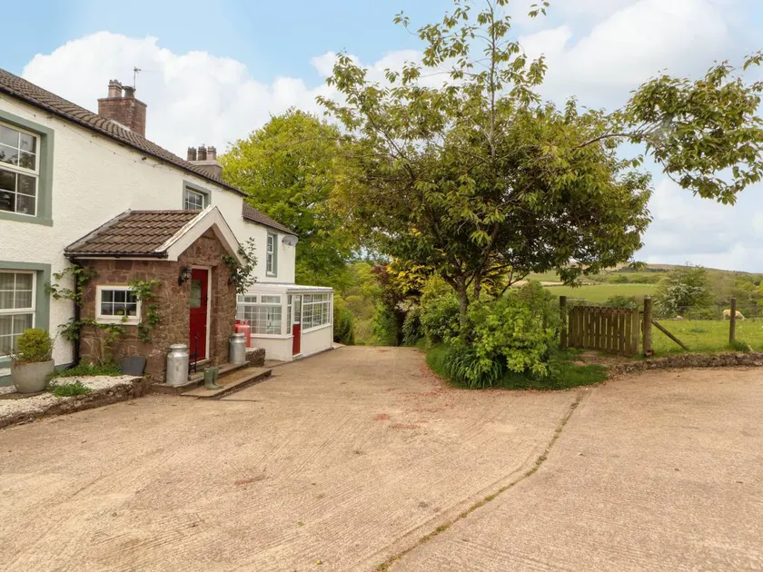 Cottage with garden & hot tub - Image 1