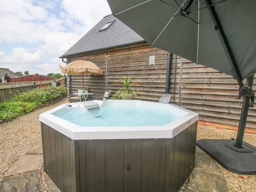 Cottage with garden & hot tub - Image 1