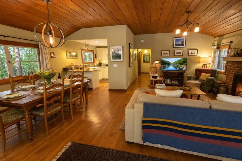 Holiday home with barbeque & hot tub | Mountain view - Image 1
