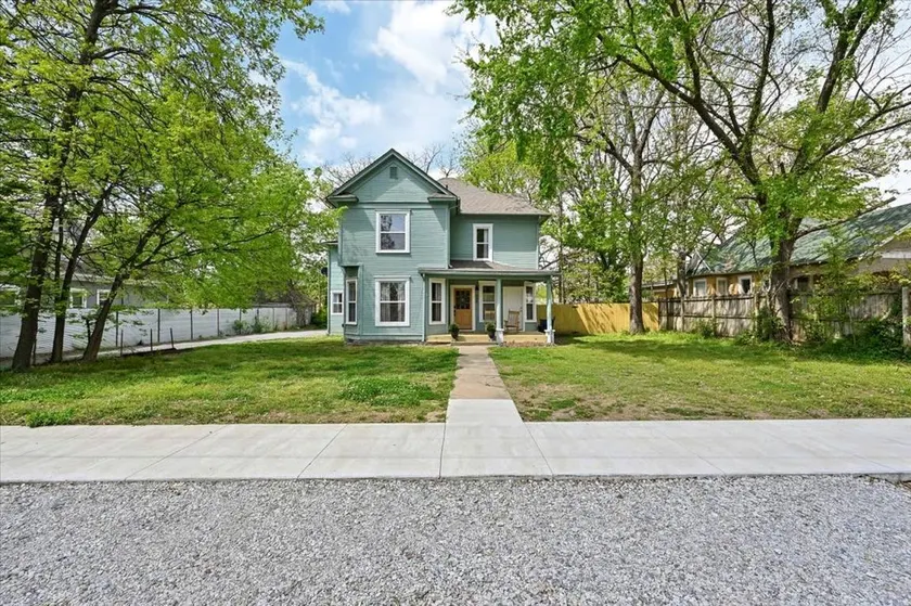 Cozy & Spacious Retreat with Fire Pit and Outdoor Lounge in Siloam Springs, Arkansas - Image 1