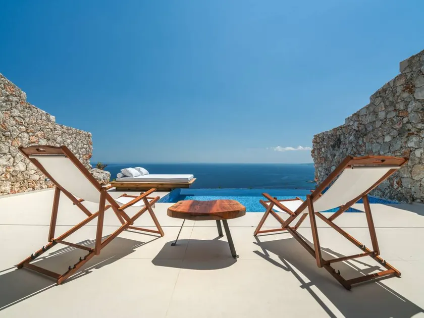 Apartment with pool - Image 1