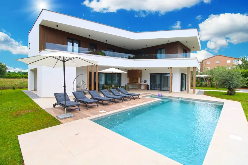 Children-friendly house with terrace, pool & barbecue - Image 1