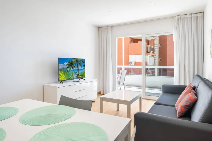 Holiday apartment with pool - Image 1