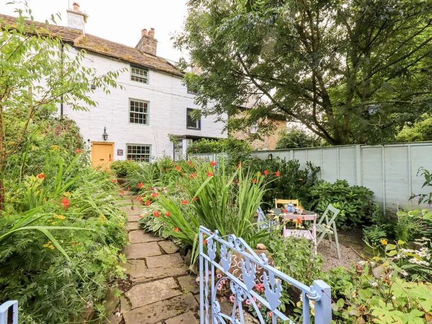 Cottage with garden - Image 1
