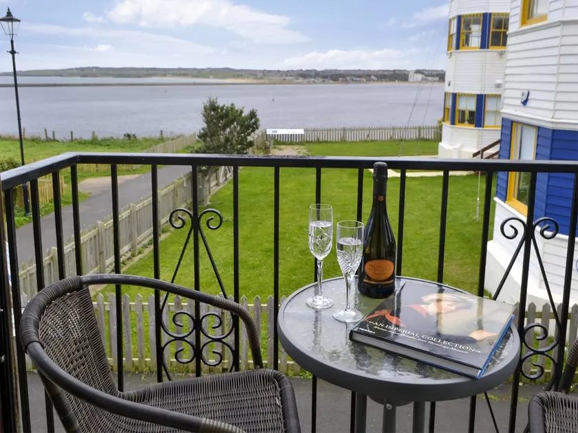 Merveilleux cottage adapté aux familles avec barbecue et jardin | Vue sur l'eau | À côté de la plage | Avec animaux admis - Image 1