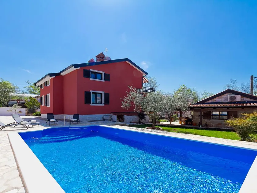 Fully equipped apartment with garden, terrace & private pool - Image 1