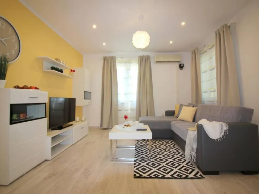 Wonderful flat with barbeque, garden & pool - Image 1