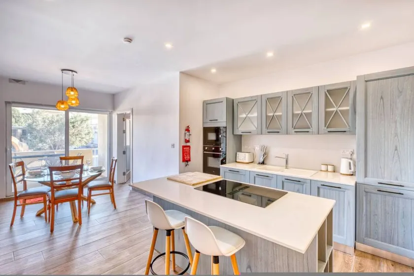 Flat with garden & terrace - Image 1