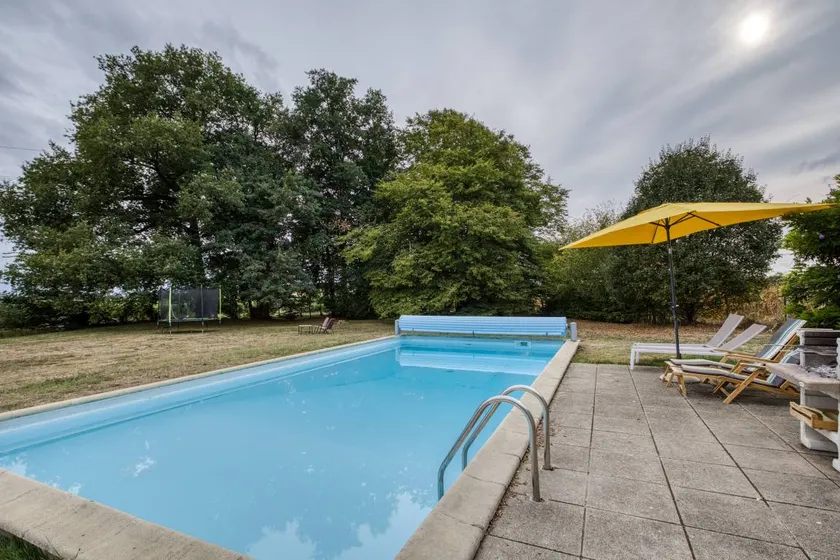 Casa con piscina, giardino e barbecue | Vista sul giardino - Image 1