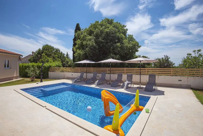 Villa with pool and air-conditioned bedrooms - Image 1