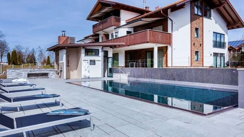 Family-friendly apartment with pool - Image 1