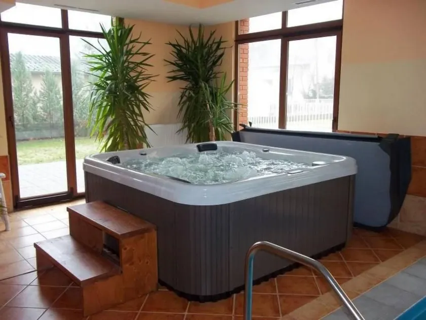 Apartment with pool, terrace & garden - Image 1