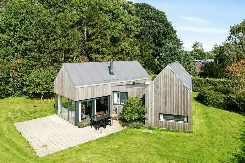 House with terrace, garden & barbecue - Image 1