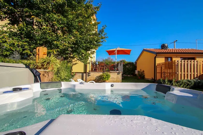 Fully equipped house with garden, terrace & hot tub | Perfect for remote work | Pets allowed - Image 1