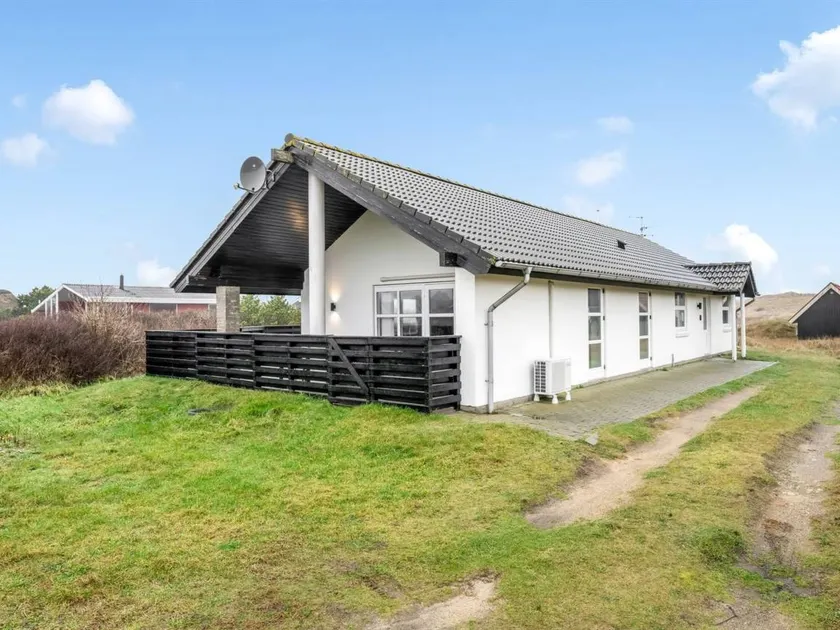 Family-oriented spacious holiday home with sauna & terrace - Image 1