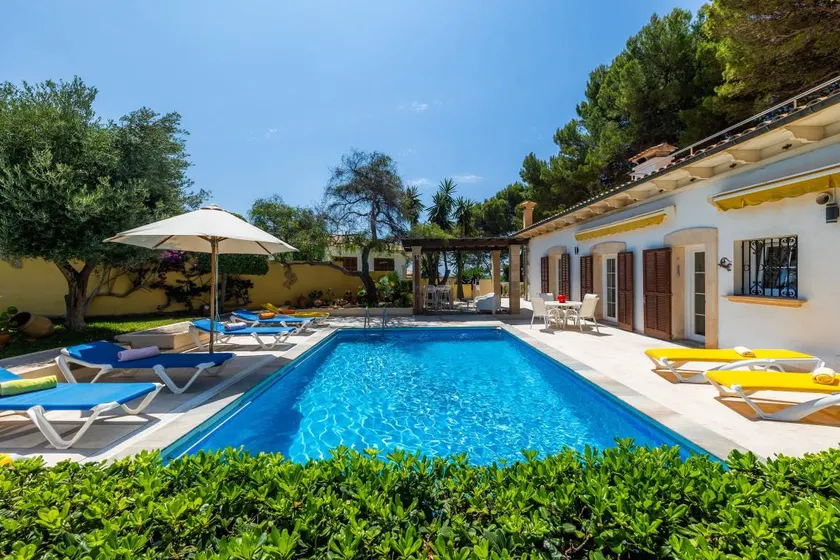 Villa avec jardin, barbecue et piscine privée | Vue montagne - Image 1