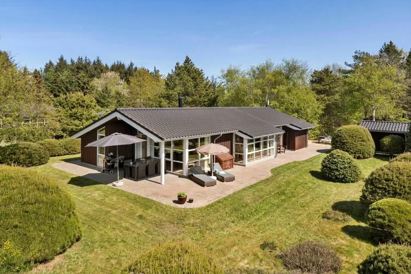 Fully equipped nice holiday home with sauna, hot tub & BBQ - Image 1
