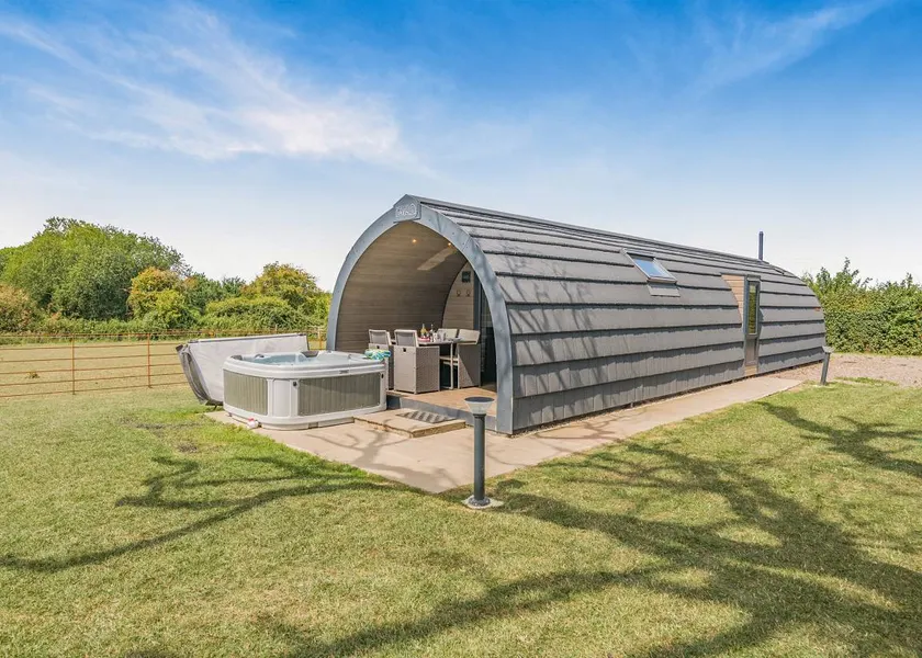 Chalet with hot tub & garden - Image 1