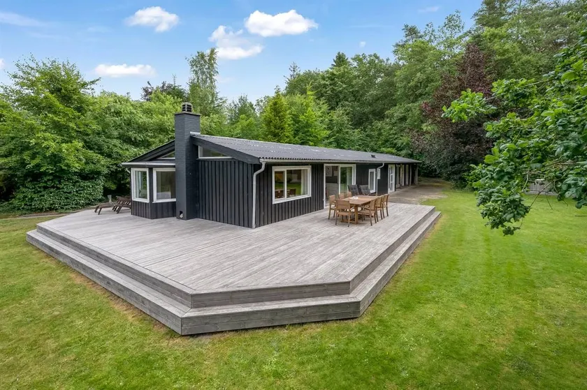 Child-friendly house with BBQ, terrace & hot tub - Image 1