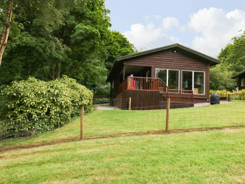 Cottage with garden & hot tub - Image 1