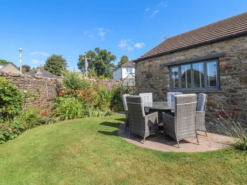 Cottage with garden - Image 1