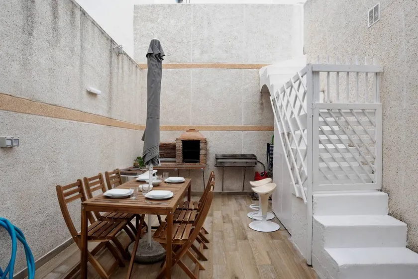 Maison de vacances entièrement équipée avec terrasse, barbecue et internet haut débit | Vue ville | Adaptée au travail à distance | Avec animaux admis - Image 1