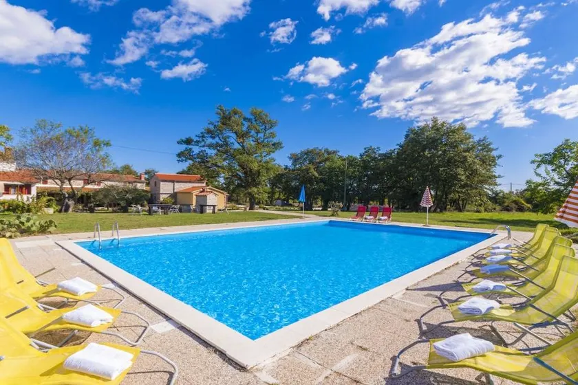 Fully equipped house with garden & barbecue - Image 1