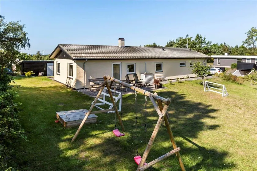 Family-oriented pleasant house with sauna, jacuzzi & terrace - Image 1