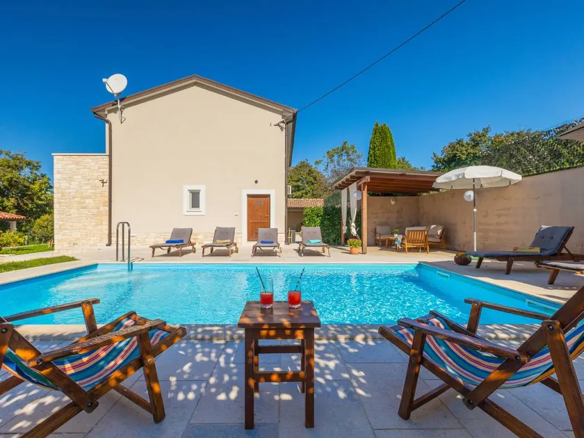 Fully equipped lovely holiday home with barbecue, private pool & terrace - Image 1