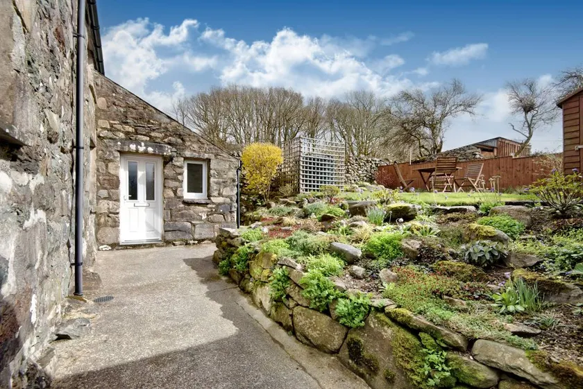 Family-oriented cottage with garden - Image 1