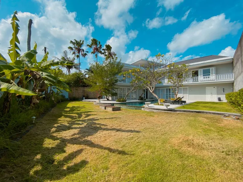 Large luxury enclosed villa, perfect location - Image 1