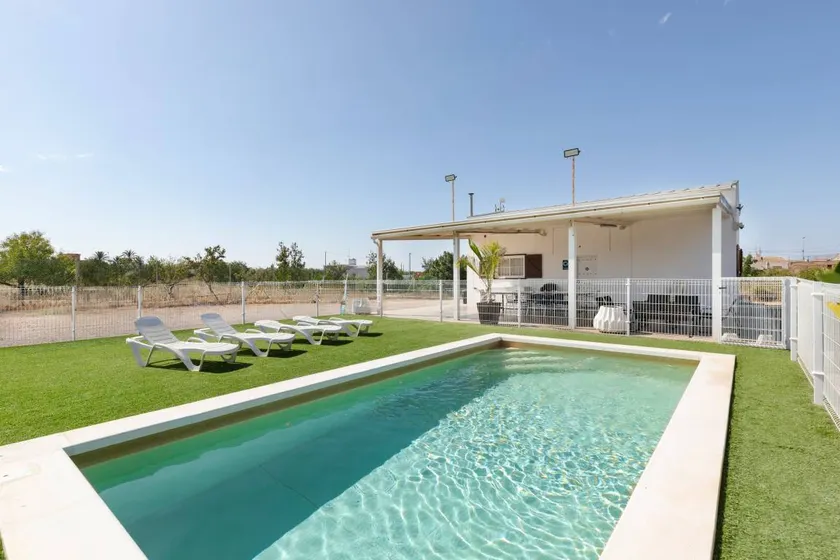 Ferienhaus mit Garten, privatem Pool und Terrasse | Gartenblick - Image 1