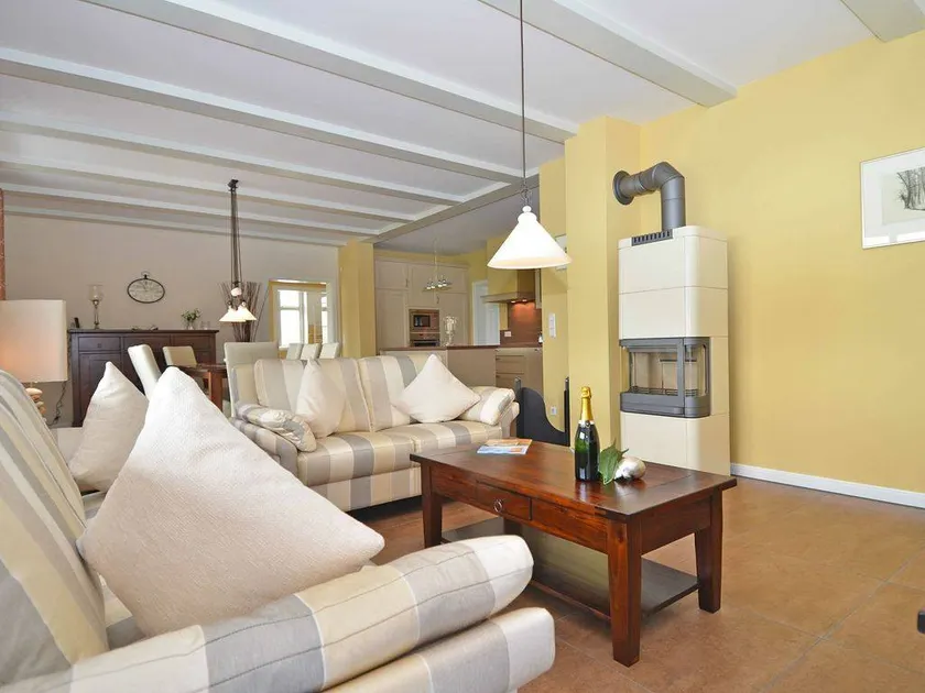Fully equipped spacious holiday home with terrace, sauna & garden | Lake view - Image 1