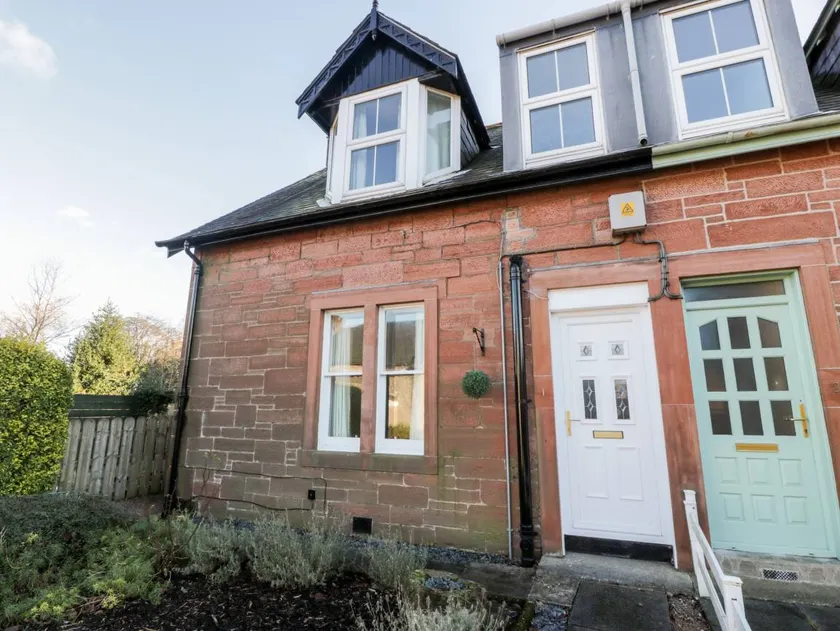 Cottage with garden - Image 1