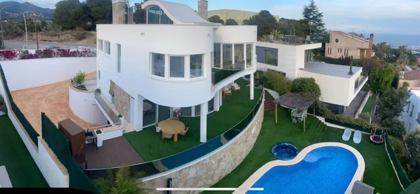 Fully equipped charming chalet with barbeque, private pool & garden | City view - Image 1