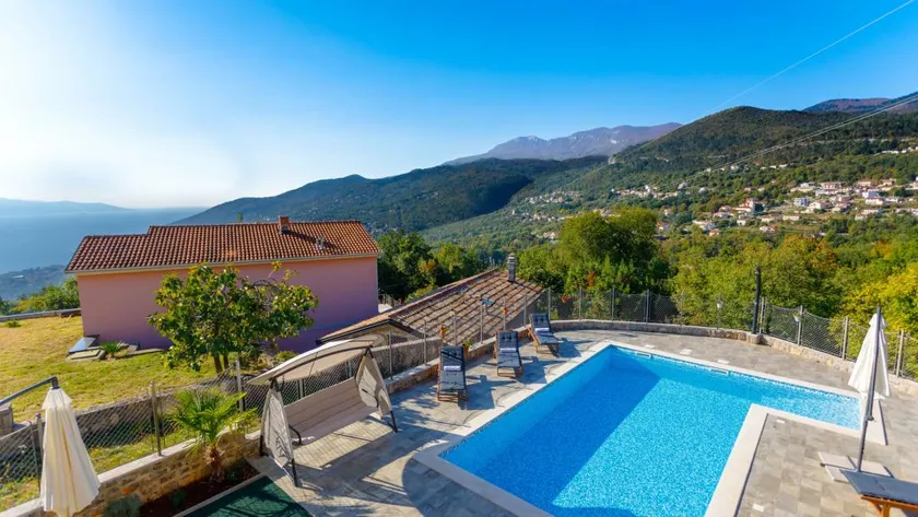Family-friendly spacious villa with garden, terrace & private pool | Pets are welcome - Image 1