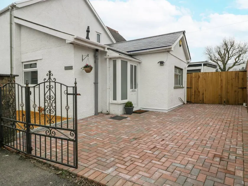 Family-oriented lovely cottage with garden | Pets allowed - Image 1