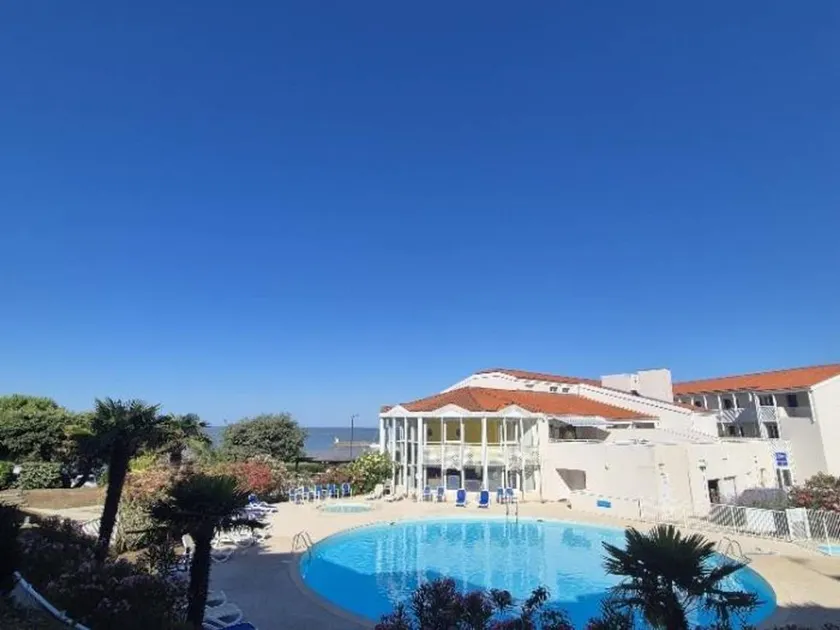 Apartment with pool - Image 1