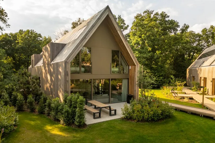 Luxurious lodge for 8 guests in Belgian Limburg, featuring abundant natural light, modern amenities, and a tranquil, nature-rich environment. - Image 1