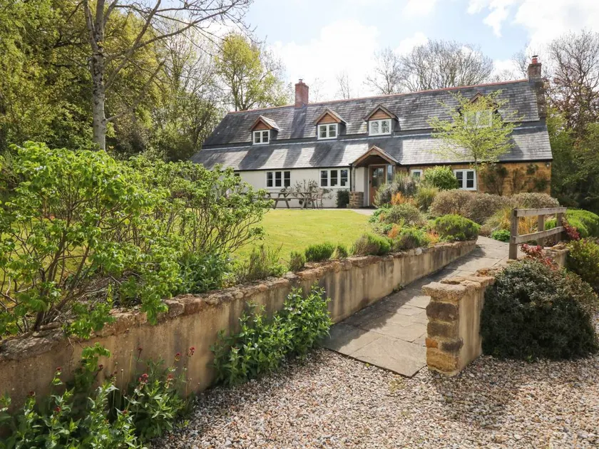 Cottage with terrace, garden & barbecue - Image 1