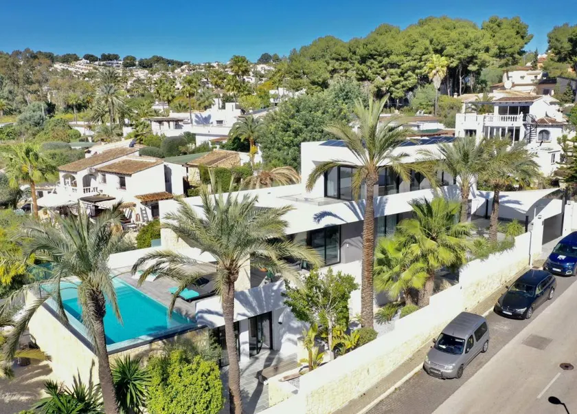 Big villa with barbecue, garden & private pool - Image 1