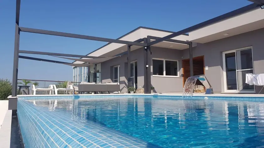Holiday home with BBQ, garden & private pool | Garden view - Image 1
