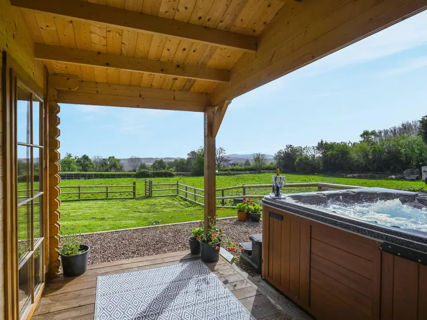 Child-friendly wonderful cottage with BBQ, garden & jacuzzi | Dogs allowed - Image 1