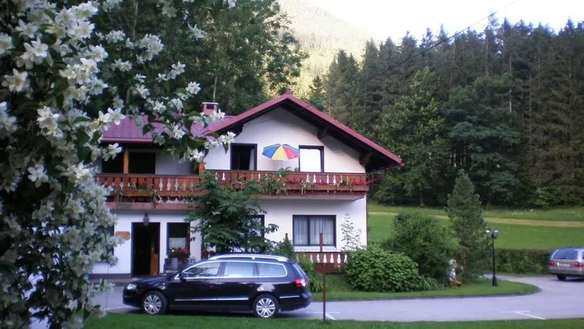 Family-friendly apartment with BBQ, terrace & garden - Image 1