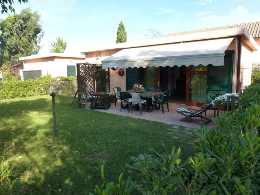Villa with garden - Image 1